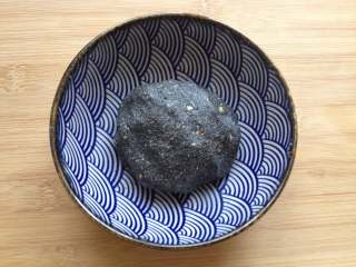 2、元宵节-雪菜炒汤圆,汤圆馅的做法:50g熟黑芝麻和40g去皮的熟花生米用料理机打碎,混合在一起,再放入45g糖粉(或绵白糖)和50g猪油,搅拌均匀揉成团,放入冰箱冷藏1小时凝固