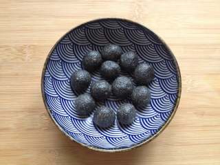 3、元宵节-雪菜炒汤圆,分成小份搓圆备用