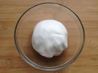 4、元宵节-雪菜炒汤圆,糯米粉中倒入清水(冷水、温水都行)揉成面团