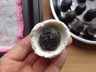 5、元宵节-雪菜炒汤圆,取一小块面团捏成小碗状,放入黑芝麻馅