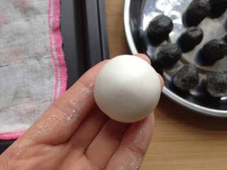 6、元宵节-雪菜炒汤圆,封口捏紧再搓圆,汤圆就包好了