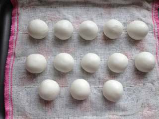 7、元宵节-雪菜炒汤圆,汤圆包好后放在纱布上,这样不会粘底