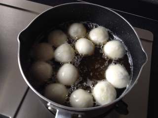 8、元宵节-雪菜炒汤圆,锅中倒入小半锅油,油温烧至5成热下入汤圆,中小火炸至漂浮起来,用筷子时常搅拌,以防粘连