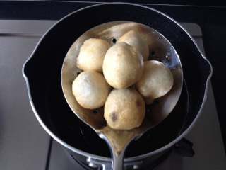 9、元宵节-雪菜炒汤圆,炸到表面微黄即可捞出备用