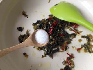 11、元宵节-雪菜炒汤圆,放入白糖炒匀