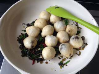 12、元宵节-雪菜炒汤圆,最后倒入炸好的汤圆炒匀即可出锅