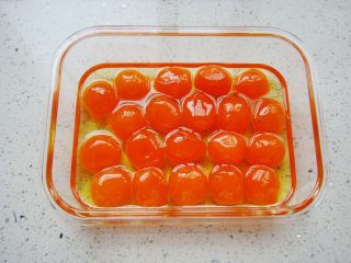 1、广式莲蓉蛋黄月饼,生咸蛋黄提前用油浸泡下，这样蛋黄不会有腥味。（如果是买的处理好的熟蛋黄可以忽略此步骤直接使用）