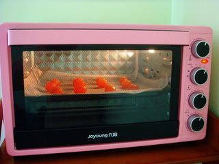 3、广式莲蓉蛋黄月饼,放入烤箱中层，上下170度，烤8分钟。烤好取出晾凉备用。