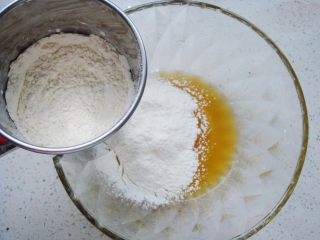 6、广式莲蓉蛋黄月饼,筛入面粉。