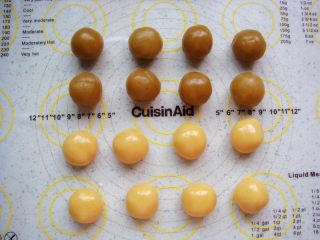 8、广式莲蓉蛋黄月饼,莲蓉馅35克一个，皮30克一个，团成小圆球。