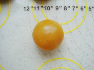 10、广式莲蓉蛋黄月饼,用虎口慢慢上推包起收口，馅料就包好了。