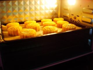 14、广式莲蓉蛋黄月饼,依次做好，烤箱提前预热：上170度，下160度，放入烤箱中层。