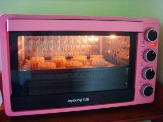 15、广式莲蓉蛋黄月饼,烤五分钟后定型取出。