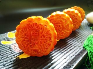 18、广式莲蓉蛋黄月饼,成品图。