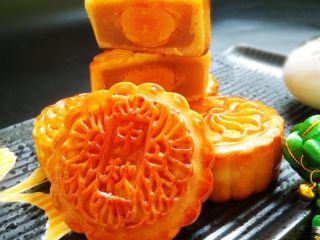 19、广式莲蓉蛋黄月饼,油光闪闪，引人食欲。