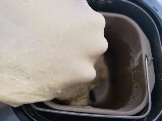 2、淡奶油吐司面包,2.启动揉面程序，揉出厚膜，这个时间大概是16分钟