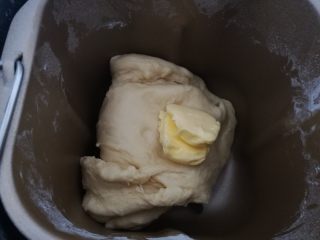 3、淡奶油吐司面包,3.直接放入黄油，继续揉面