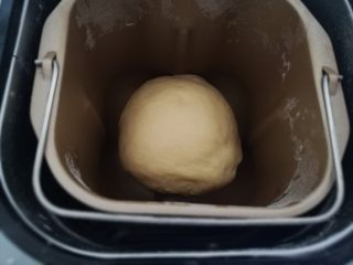 5、淡奶油吐司面包,5.揉好的面团直接放在面包机发酵