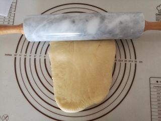 7、淡奶油吐司面包,7.面团拿出来擀面排气