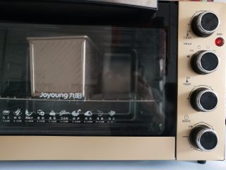 12、淡奶油吐司面包,12.放入烤箱第二次发酵