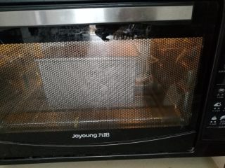 14、淡奶油吐司面包,14.放入预热好的烤箱，160度烤25分钟后转175度，8分钟！喜欢颜色深点的，可以多烤会儿！