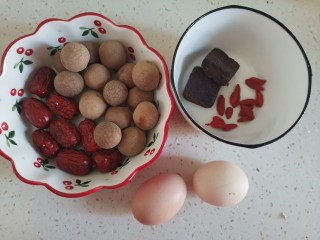 2、桂圆鸡蛋汤,准备食材备用