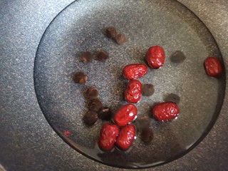 5、桂圆鸡蛋汤,下入红枣，大火煮起来