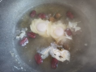 6、桂圆鸡蛋汤,煮至红枣变软，打入鸡蛋，不要搅拌，让鸡蛋自己凝固