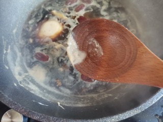 7、桂圆鸡蛋汤,待鸡蛋熟啦，用勺子撇去浮沫