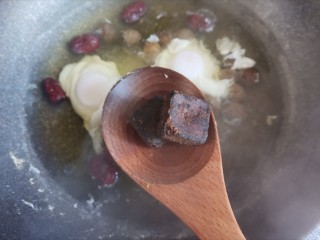 8、桂圆鸡蛋汤,加入红糖，改小火煮至融化