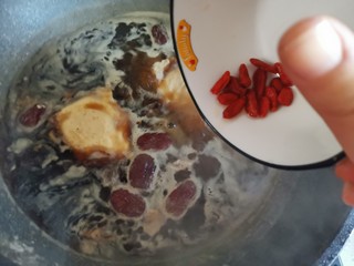 9、桂圆鸡蛋汤,下入枸杞，再煮2～3分钟即可