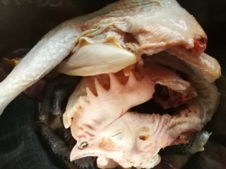 1、肾果烧鸡公,公鸡宰杀后洗静，去头，留鸡冠，脖子去皮刮去淋巴。切块备用。