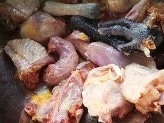 2、肾果烧鸡公,切块后的公鸡冷水下锅加一汤勺黄酒焯水，水开后三分钟关火，取出洗净。
