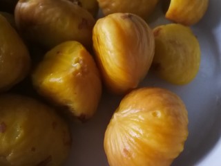 3、肾果烧鸡公,板栗去皮（板栗煮熟冷却后冷冻两小时，取出后再剥皮，这样栗肉完整又快捷。）