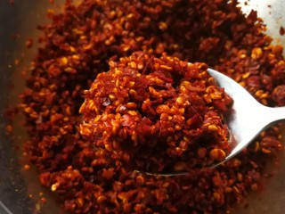 6、肾果烧鸡公,油炸整辣椒芝麻碎，搅碎备用。