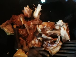 8、肾果烧鸡公,油热后葱姜蒜炒香后放入鸡公