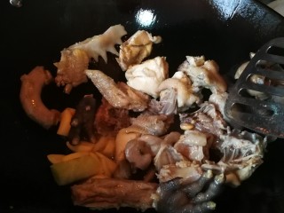 9、肾果烧鸡公,煸炒过程中加花椒，白芷，八角，丁香，继续炒出香味，然后加盐炒均匀。
