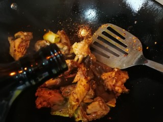 12、肾果烧鸡公,加入黄酒一汤勺