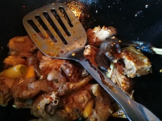 13、肾果烧鸡公,加入生抽一汤勺