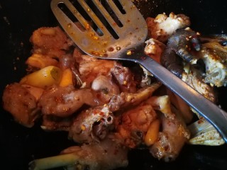 14、肾果烧鸡公,继续煸炒均匀