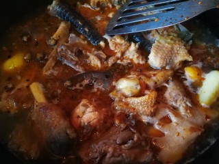 17、肾果烧鸡公,水量微微淹没鸡肉，煮至有少量浓稠汤汁后加胡椒，鸡精炒均匀。装大碗中入高压锅隔水压15分钟，（或选择排骨键）。