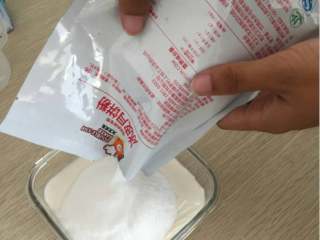 1、冰皮月饼,冰皮月饼粉倒入牛奶中