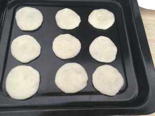 5、冰皮月饼,把面皮再一个一个的擀开（我这是用手压开的）