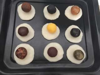 6、冰皮月饼,再把馅料放在冰皮上