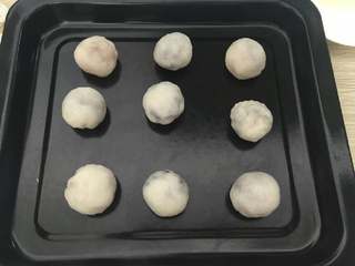 7、冰皮月饼,用冰皮把馅料包入，搓圆（小编也是第一次做，所以这里搓的不是很圆，请勿喷）