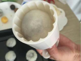 8、冰皮月饼,放入你喜欢的模具花纹，调整好模具，再把面团放入模具中