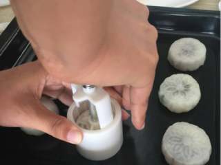 9、冰皮月饼,模具扣在桌面向下压（不可太用力哦）