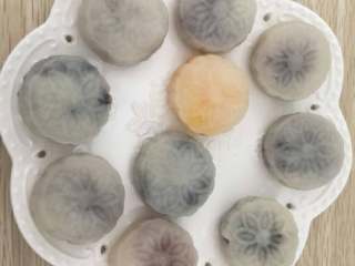 10、冰皮月饼,最后一步，将做好的月饼放入冰箱冷藏，2小时后就可拿出品尝啦