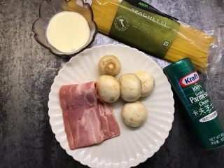 1、奶油培根意大利面,准备好所有食材