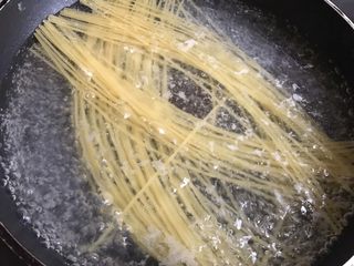 2、奶油培根意大利面,水中加盐煮开，加入意大利面煮熟